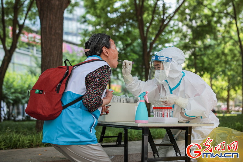 【組圖】高溫下的核酸檢測現場:遮陽傘+冰塊為“大白”送上避暑“涼”方