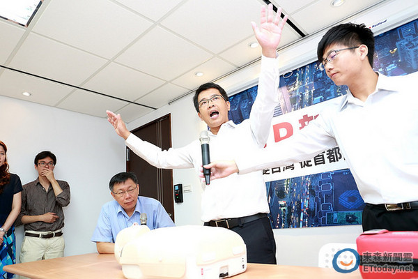 柯文哲推出新政策,主張普設自動體外電擊器AED 柯文哲推出新政策,主張普設自動體外電擊器AED