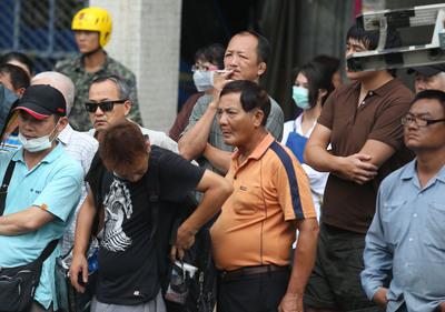 高雄氣爆現(xiàn)場竟還敢抽煙 高雄氣爆現(xiàn)場竟還敢抽煙