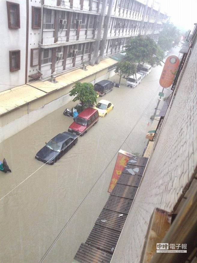 氣爆災區連夜大雨 高雄一片汪洋 氣爆災區連夜大雨 高雄一片汪洋