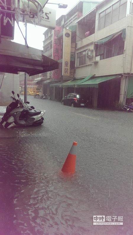 氣爆災區連夜大雨 高雄一片汪洋 氣爆災區連夜大雨 高雄一片汪洋