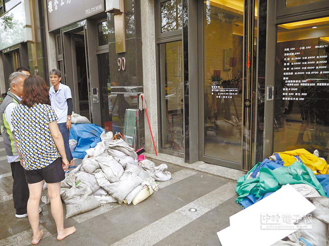 高雄連日大雨造成市區(qū)多處積水,有大樓新落成商家甫搬進(jìn)1個(gè)月,精心裝潢要做生意,如今損失慘重 高雄連日大雨造成市區(qū)多處積水,有大樓新落成商家甫搬進(jìn)1個(gè)月,精心裝潢要做生意,如今損失慘重