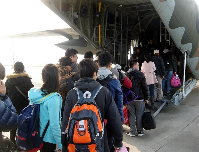 臺(tái)灣金門啟動(dòng)春運(yùn)計(jì)劃,出動(dòng)C-130大力神運(yùn)輸機(jī)送旅客返鄉(xiāng)過年 臺(tái)灣金門啟動(dòng)春運(yùn)計(jì)劃,出動(dòng)C-130大力神運(yùn)輸機(jī)送旅客返鄉(xiāng)過年