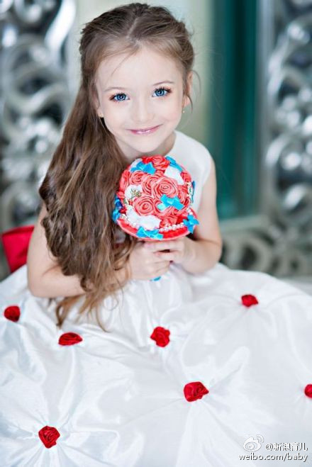 ˊʘӍ _˹}ͯģ(Angelina Kurkina)l(f)һM,ƬСͰ׃,·`䷲g