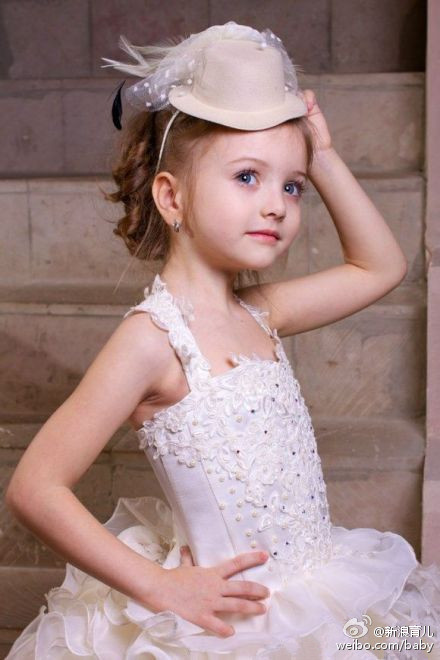 ˊʘӍ _˹}ͯģ(Angelina Kurkina)lһM,ƬСͰ׃,·`䷲g