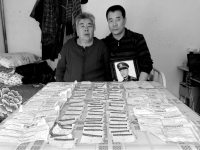 �TӢ܊�������H���z�񣬺�ĸ�H������ǰ���ظ���ϵĿ��f�κ͒�̖�ŵ׆���˝M��������DƬ���A�r��ӛ�ߑ����Ȕz