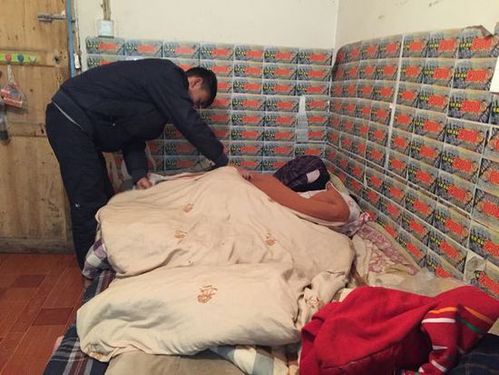 在熊先生提供的小屋里,王亮正在為妹妹蓋被子。