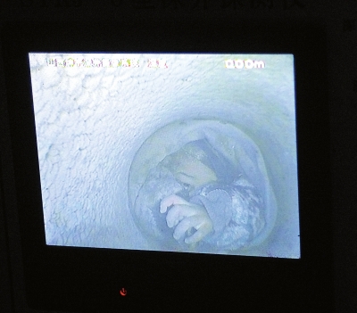 探測儀拍攝的畫面:每當(dāng)聽到救援人員呼喚,孩子便睜開眼向上看。