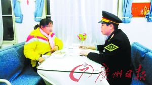 葉女士跟列車長訴說遭遇。