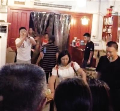 民警餐館抓人后賠償并向食客道歉 公安部點(diǎn)贊(圖) 民警餐館抓人后賠償并向食客道歉 公安部點(diǎn)贊(圖)