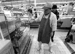 超市門店開售活魚市場上淡水活魚質量狀況良好