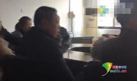 學(xué)生家長(zhǎng)們?nèi)W(xué)校討說(shuō)法,十余人在會(huì)議室交談。來(lái)源:視頻截圖