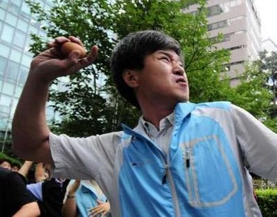 7月16日,首爾,韓國抗議者向日本大使館扔雞蛋