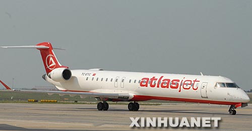 土耳其伊斯帕爾塔省省長烏宗11月30日宣布,土耳其一架客機在伊斯帕爾塔省的一個村莊附近墜毀,機上49名乘客和7名機組人員全部遇難。這是失事MD―83客機的資料照片。