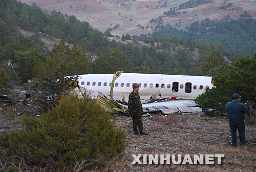 土耳其伊斯帕爾塔省省長烏宗11月30日宣布,土耳其一架當天早些時候失蹤的客機已經在該省的一個村莊附近墜毀,機上49名乘客和7名機組人員全部遇難。這是11月30日在伊斯帕爾塔省一個村莊附近拍攝的墜機現場。