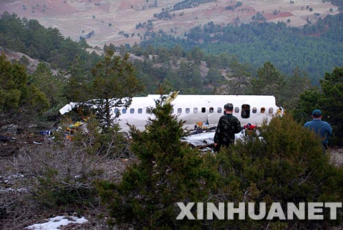 土耳其伊斯帕爾塔省省長烏宗11月30日宣布,土耳其一架當天早些時候失蹤的客機已經在該省的一個村莊附近墜毀,機上49名乘客和7名機組人員全部遇難。這是11月30日在伊斯帕爾塔省一個村莊附近拍攝的墜機現場。