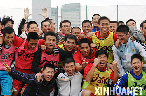 11月29日,中日兩國官兵在足球交流比賽結束后合影留念。