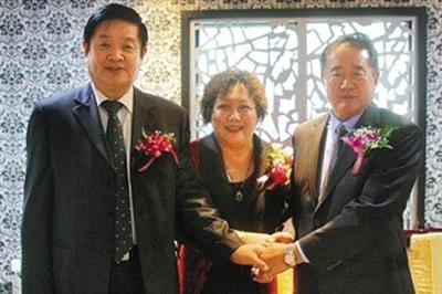 臺灣中華民族團結協會理事長夏瀛洲呼吁,兩岸不應兄弟鬩墻,要共創雙贏。左至右依序為大陸退役將領后代參訪團代表李洋、中華婦女黨主席涂明慧、夏瀛洲。