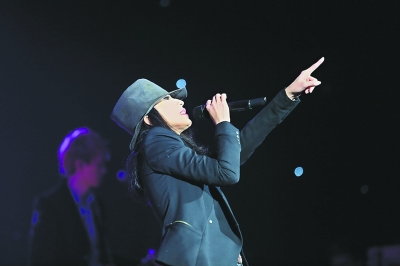 戴佩妮帶樂隊玩搖滾(圖) 戴佩妮帶樂隊玩搖滾(圖)