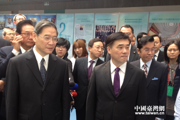 張志軍、郝龍斌共同參觀“兩岸和平發展共同愿景”發布十周年圖片展。 張志軍、郝龍斌共同參觀“兩岸和平發展共同愿景”發布十周年圖片展。