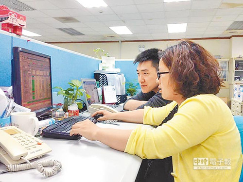 政策限制無法實習“臺歸派”陸生就業(yè)路面臨考驗 政策限制無法實習“臺歸派”陸生就業(yè)路面臨考驗