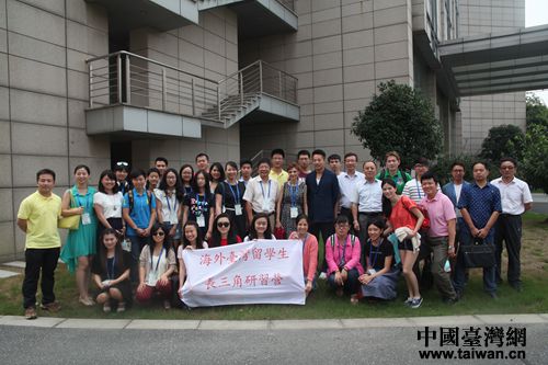 “2015海外臺灣留學生長三角研習營”參加昆山兩岸青年創業園揭牌儀 “2015海外臺灣留學生長三角研習營”參加昆山兩岸青年創業園揭牌儀