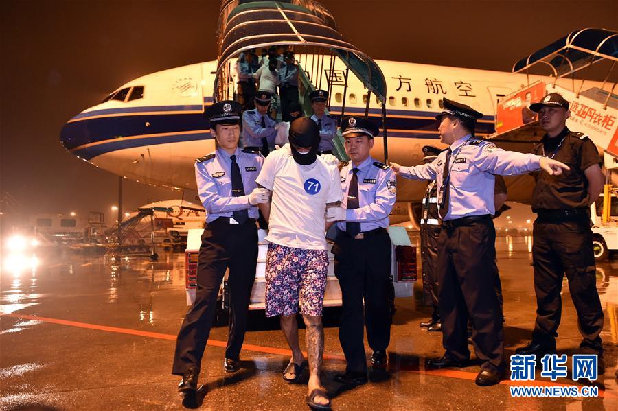 97名電信詐騙犯罪嫌疑人從馬來西亞被押解回國 97名電信詐騙犯罪嫌疑人從馬來西亞被押解回國