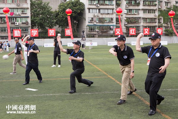 6月28日,第三屆海峽兩岸學(xué)生棒球聯(lián)賽成都分站賽在成都體育學(xué)院開幕。圖為出席領(lǐng)導(dǎo)為比賽開球。 6月28日,第三屆海峽兩岸學(xué)生棒球聯(lián)賽成都分站賽在成都體育學(xué)院開幕。圖為出席領(lǐng)導(dǎo)為比賽開球。