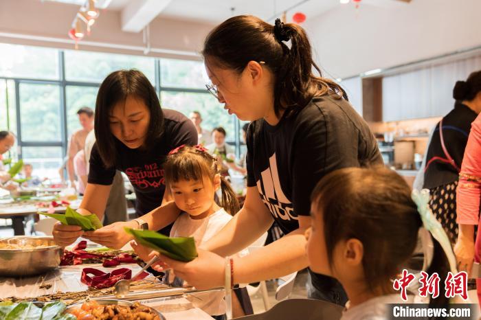 ����ɰ�������ͥ�g��һ�ã�ӭ���瑛����