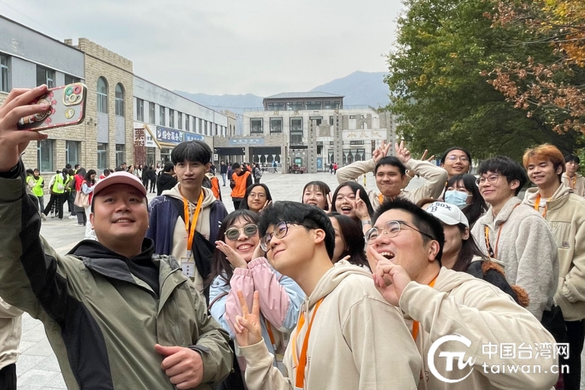 “隱”京郊美麗角落,賞別樣金色秋景,臺生們沉浸在一場裸心秋游中 “隱”京郊美麗角落,賞別樣金色秋景,臺生們沉浸在一場裸心秋游中