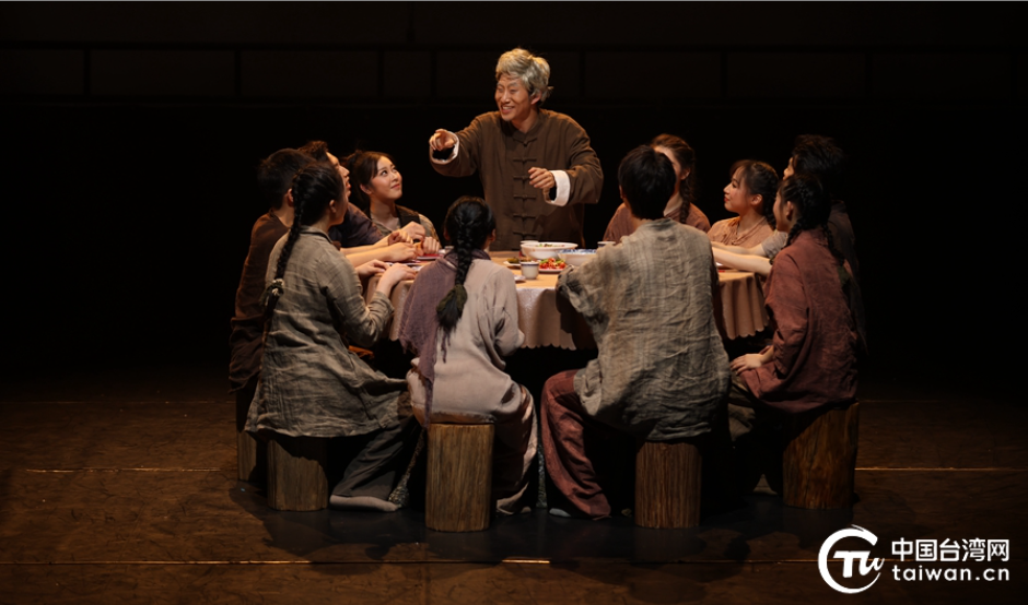 兩岸青年學子踏舞尋“根”,合跳《一雙筷子》演繹濃濃親情 兩岸青年學子踏舞尋“根”,合跳《一雙筷子》演繹濃濃親情