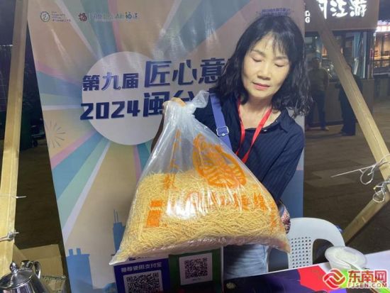 臺(tái)胞簡(jiǎn)美玲展示臺(tái)灣帶來的紅面線。