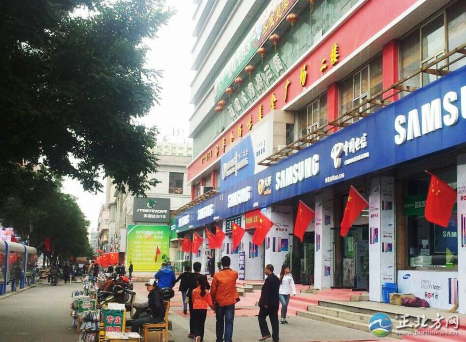 呼和浩特眾商家掛國旗迎國慶 呼和浩特眾商家掛國旗迎國慶