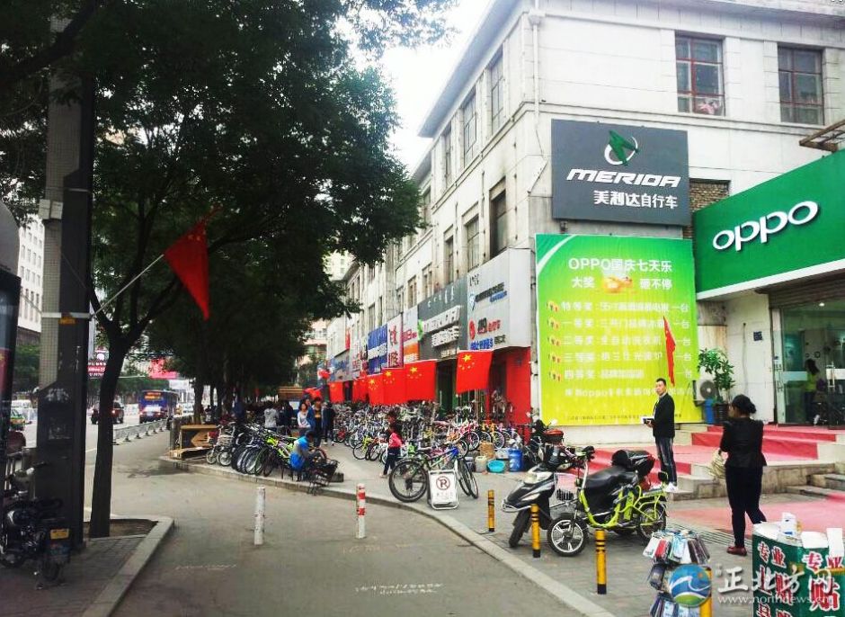 路邊的商家都在店門口掛上了國(guó)旗 路邊的商家都在店門口掛上了國(guó)旗