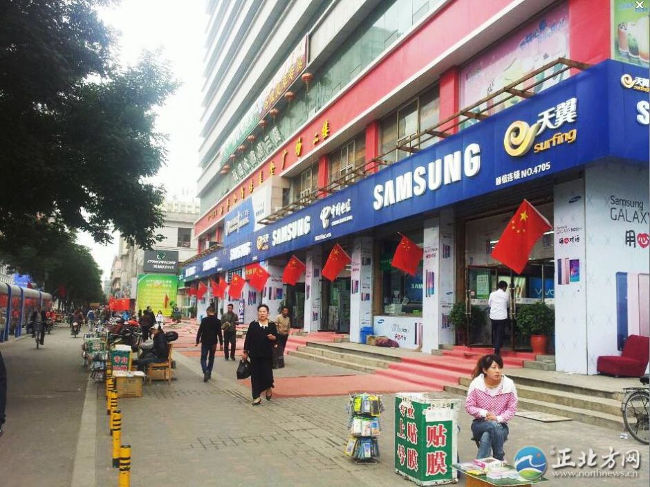呼和浩特眾商家掛國旗迎國慶 呼和浩特眾商家掛國旗迎國慶