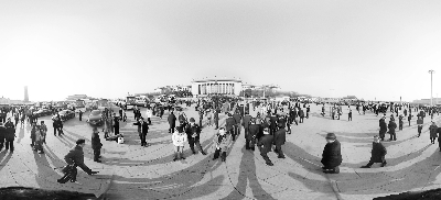 上午,全國人大代表步入廣場。第十二屆全國人民代表大會第五次會議今天閉幕 VR拍攝/記者 黑克