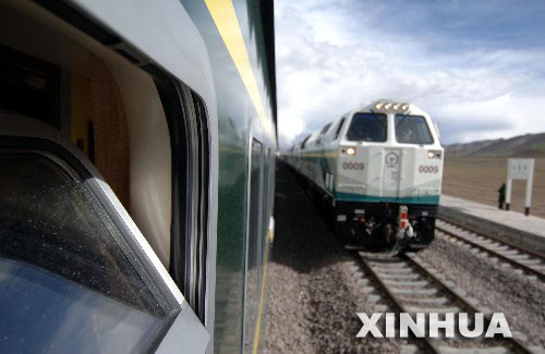 7月1日18時05分,從格爾木駛出的“青1”次列車和從拉薩駛出的“藏2”次列車在布強格車站勝利“會師”。“青1”次列車在布強格車站稍作停留后繼續(xù)駛向拉薩,“藏2”次列車則不停靠布強格車站,直接駛向格爾木。 新華社記者嘎瑪攝