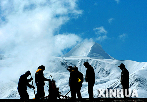 青藏鐵路建設(shè)者在西藏桑典康桑雪山腳下整道(2005年6月8日攝)。 青藏鐵路從西寧至拉薩全長(zhǎng)1956公里,是世界上海拔最高、線路最長(zhǎng)、穿越凍土里程最長(zhǎng)的高原鐵路。把鐵路修進(jìn)西藏是幾代中國(guó)人的夢(mèng)想,但這一想法直到新中國(guó)成立后才逐漸變?yōu)楝F(xiàn)實(shí)。青藏鐵路一期工程西寧至格爾木段于1958年開(kāi)工,1984年交付營(yíng)運(yùn)。但限于當(dāng)時(shí)國(guó)家的經(jīng)濟(jì)實(shí)力以及高原、凍土等筑路技術(shù)難題尚未解決,格爾木至拉薩段被迫停建。2001年6月,國(guó)家總投資330.9億元?jiǎng)庸ば藿ㄇ嗖罔F路二期工程。這一工程跨越昆侖山、唐古拉山,通過(guò)多年凍土層和大片“生命禁區(qū)”,是人類鐵路建設(shè)史上亙古未有的穿越。它的建成將為神秘而古老的青藏高原帶來(lái)新的生機(jī)和活力! 新華社發(fā)
