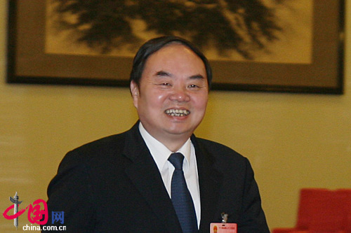 教育部長周濟(jì)經(jīng)過人民大會堂北門一笑而過 教育部長周濟(jì)經(jīng)過人民大會堂北門一笑而過