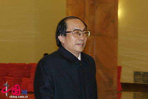 鐵道部長劉志軍經(jīng)過人民大會堂北門一笑而過 鐵道部長劉志軍經(jīng)過人民大會堂北門一笑而過