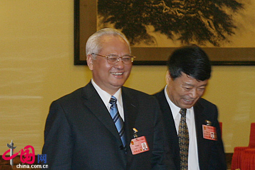 民政部長李學(xué)舉經(jīng)過人民大會堂北門一笑而過 民政部長李學(xué)舉經(jīng)過人民大會堂北門一笑而過