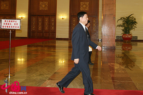 人力資源和社會保障部長尹蔚民經(jīng)過人民大會堂北門一笑而過 人力資源和社會保障部長尹蔚民經(jīng)過人民大會堂北門一笑而過