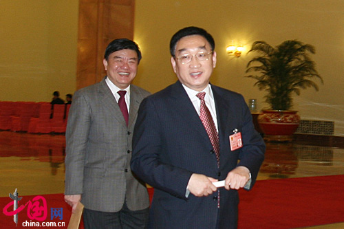 水利部長陳雷(圖左)、衛(wèi)生部長陳竺(圖右)經(jīng)過人民大會堂北門一笑而過 水利部長陳雷(圖左)、衛(wèi)生部長陳竺(圖右)經(jīng)過人民大會堂北門一笑而過