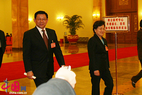 商務(wù)部長陳德銘(圖左)、監(jiān)察部長馬馼(圖右)經(jīng)過人民大會堂北門一笑而過 商務(wù)部長陳德銘(圖左)、監(jiān)察部長馬馼(圖右)經(jīng)過人民大會堂北門一笑而過