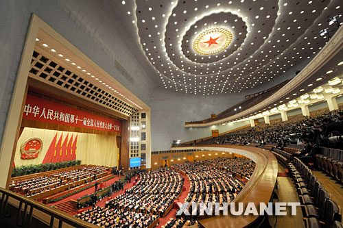 3月16日,十一屆全國人大一次會議在北京人民大會堂舉行第六次全體會議。決定國務院總理人選;決定中華人民共和國中央軍事委員會副主席、委員人選;選舉最高人民法院院長;選舉最高人民檢察院檢察長。這是大會會場。