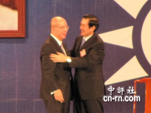 黨主席交接后,馬英九擁抱伯公。(中評社 康子仁攝)