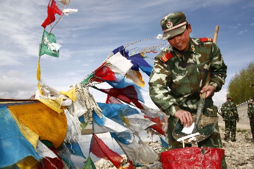 4月18日，武警戰(zhàn)士在拉薩河邊清理垃圾。 當(dāng)日是拉薩市第一個“城市清潔日”，武警西藏總隊第一支隊官兵來到拉薩河邊，沿河開展清掃活動。 新華社發(fā)（張權(quán) 攝）