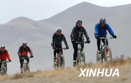 資料圖片：幾名外國游客騎車前往珠峰旅游（攝于2007年5月14日）。 新華社記者 索朗羅布 攝